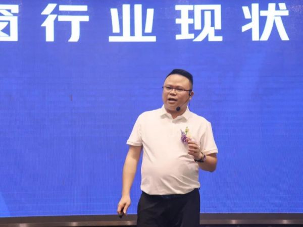美加德尚门窗总经理戚冰锋发表致辞