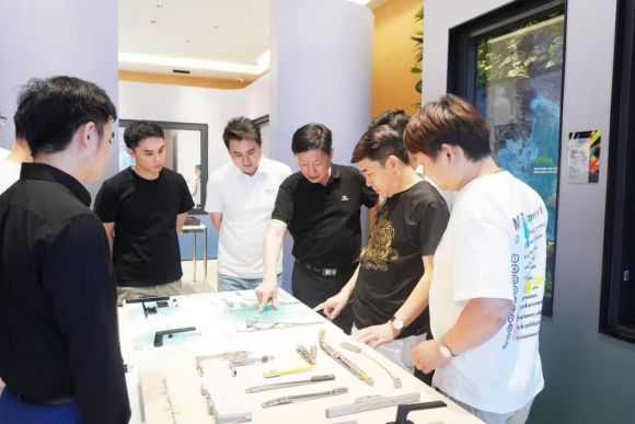 代表团参观CMECH希美克展厅