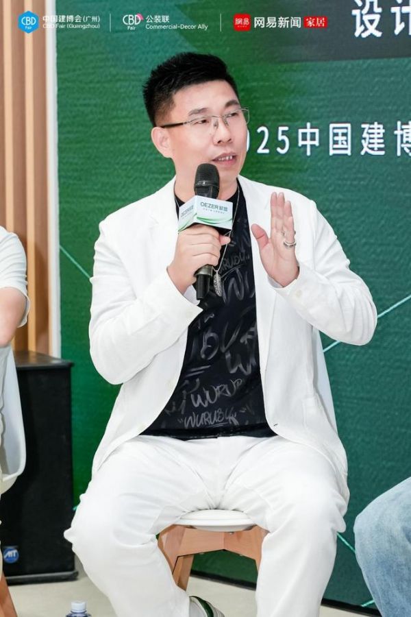 沙龙参与者讨论场景