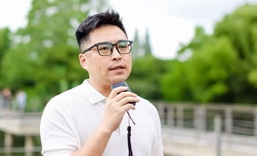 卫宏涛领队解说乌镇建筑设计