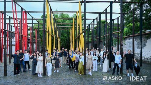 设计师们在西栅染坊体验非遗文化