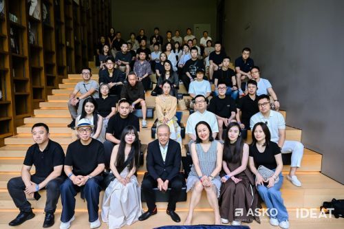 设计师们在木心美术馆参观