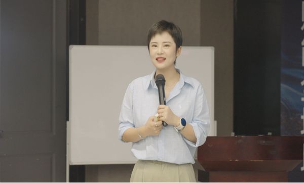 梦洁家居总经理刘莹发表演讲