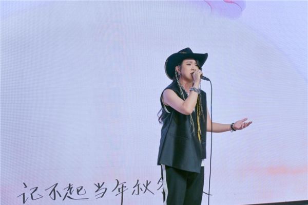 张芸京惊艳登场演唱