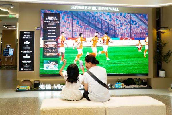 苏宁易购与海信99嗨购节新品展示