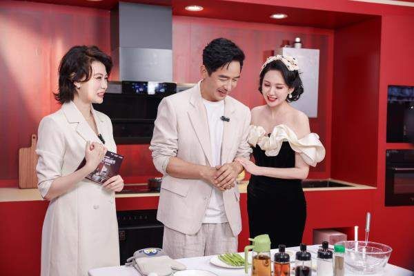 Guo Xiaodong and Cheng Lishasha Cooking with A.O. Smith Products