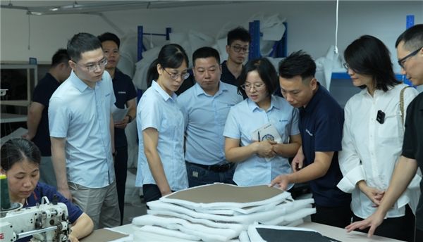 质检专家检查星港家居产品