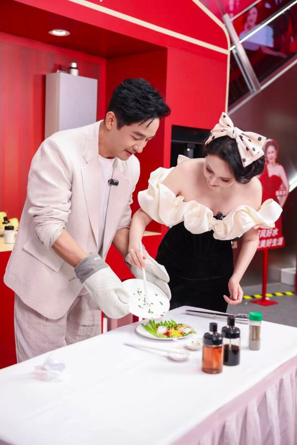 Celebrity couple cooking