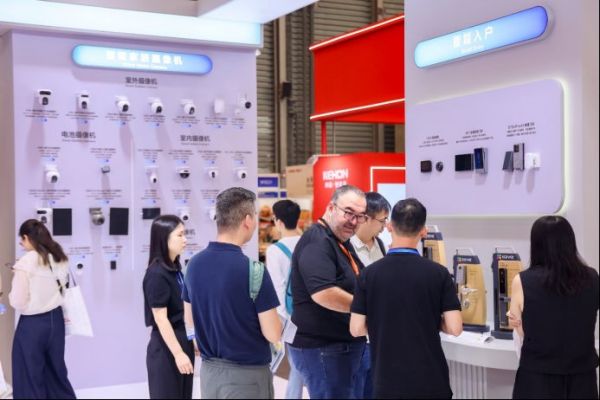 萤石启明Y5000FVX Ultra与萤石蓝海大模型