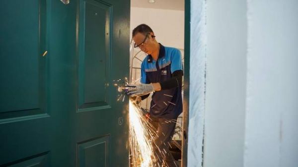 周师傅使用角磨机