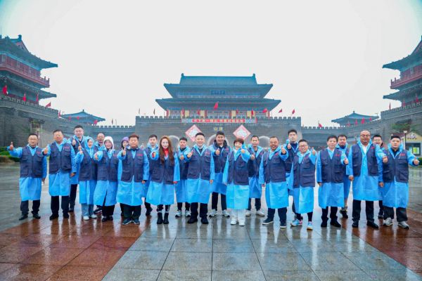 向山而行，凝聚领袖力量