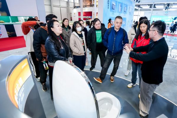 展会现场,九牧X系列超静音数智马桶吸引众多消费者驻足