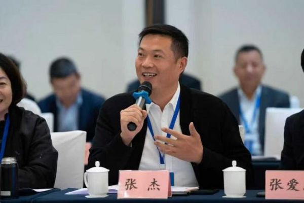 张杰先生发表演讲照片