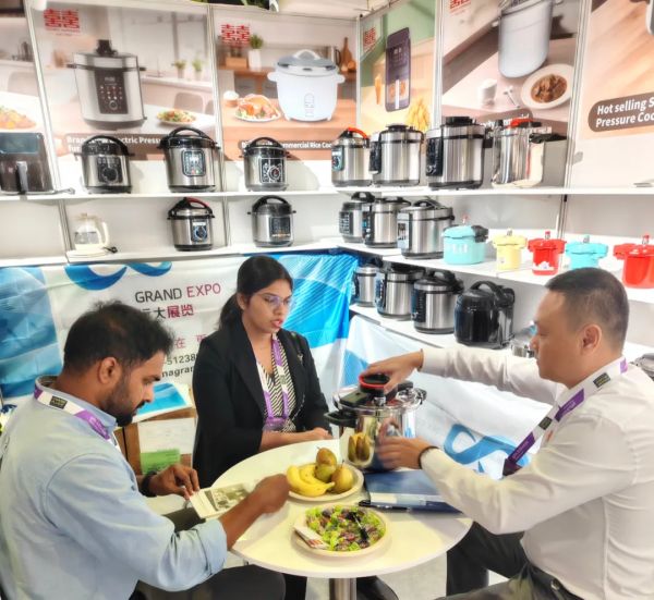 双喜电器工作人员演示产品