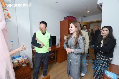 新标门窗与长者互动