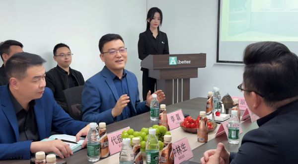 Aibetter爱贝特品牌创办人李磊与团队迎接Vifa威法团队