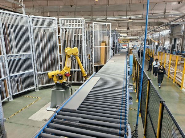 飞美家具车间里的智能化设备