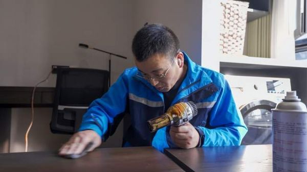 陈师傅在工作的场景