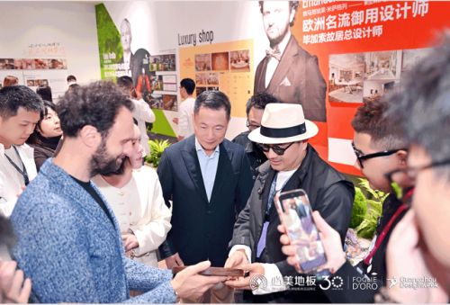 老纪先生出席必美展厅