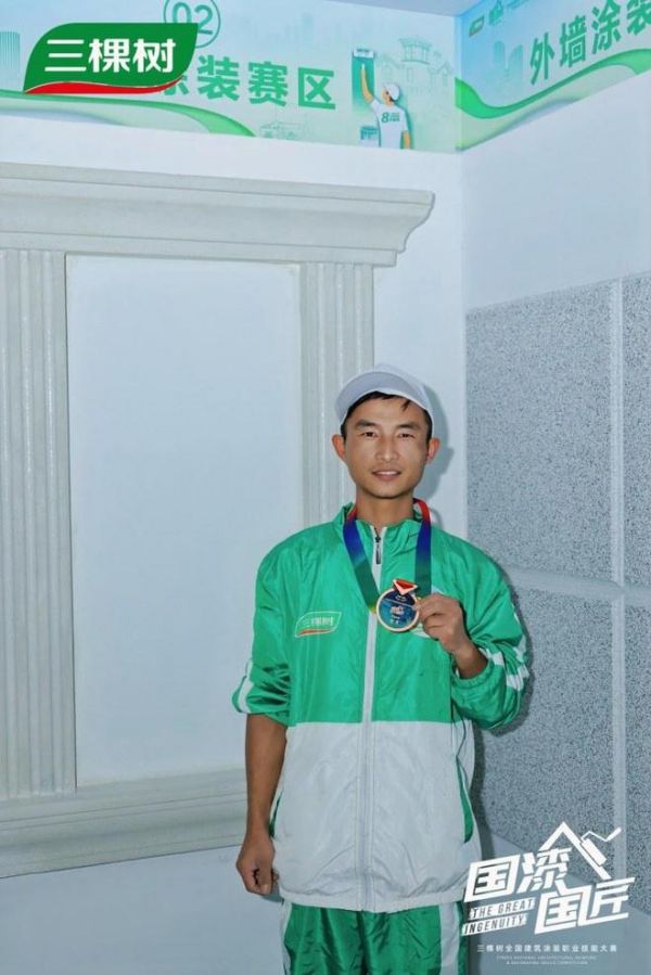 余康康在比赛中操作