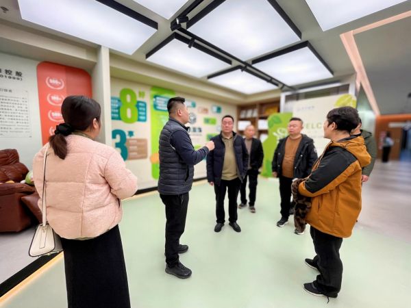 芝麻装平台工匠代表与井木装饰交流