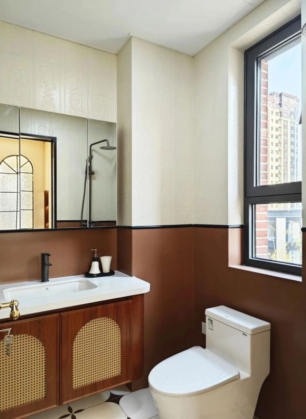 Bathroom with Black Waistline and藤编 Cabinets