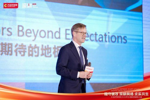 约翰·马格努松先生发表讲话