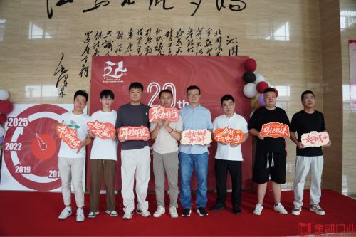 徐平在浙江金凯门业工作场景