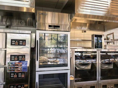 美菱老乡鸡公寓店店长接受采访