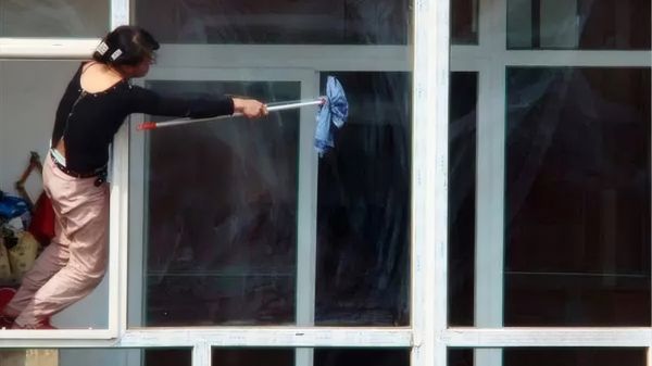 擦窗危险动作,严禁模仿
