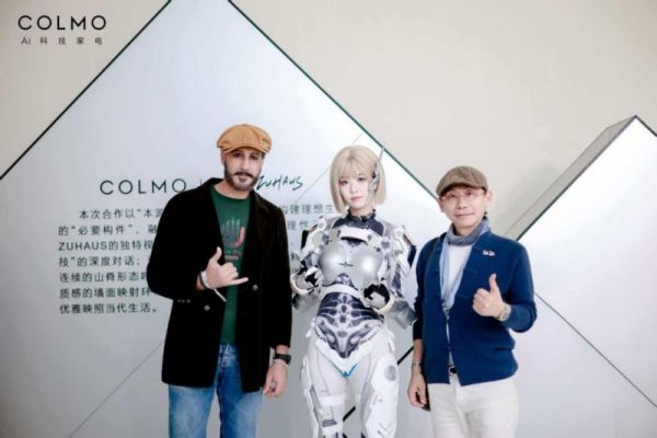 机械姬与嘉宾合影打卡