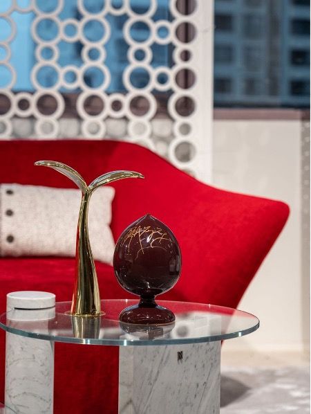 Lang Lang signing a祝福 for the Pumo symbolizing happiness and hope